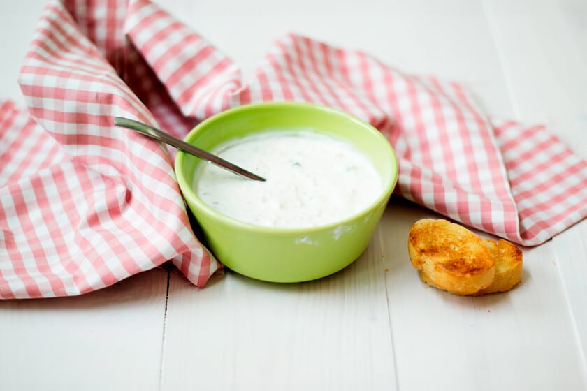 La salsa que cruzó el Egeo: cómo armar un tzatziki casero con la precisión de un griego de barrio