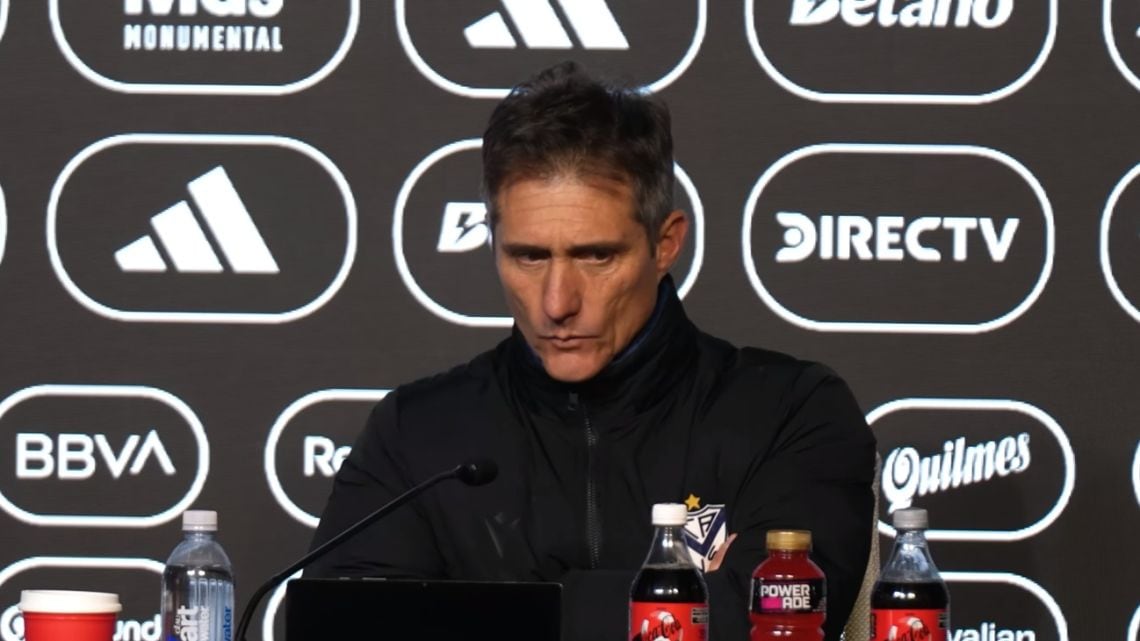 Vélez se quedó con las manos vacías ante Riestra y Barros Schelotto apuntó sin filtro contra Arasa y el VAR