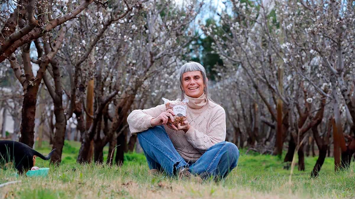 De profesora a productora de almendras: la jubilada que hizo florecer una chacra en Plottier