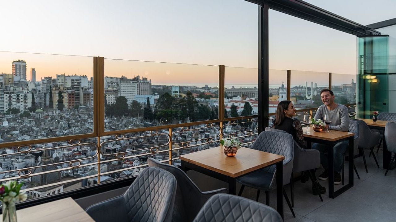 Una terraza con vista de pájaro sobre el cementerio más visitado de Buenos Aires