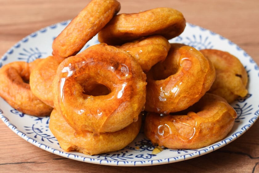 Picarones: el anillo andino que se reinventa con calabaza y termina cubierto de miel de chancaca