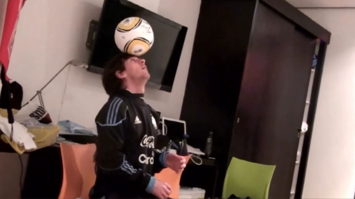 Messi, Maxi y la Jabulani descalza: el video íntimo del Mundial 2010 que reventó las redes