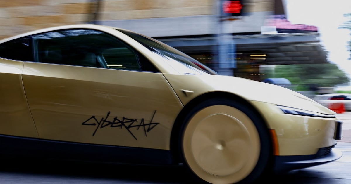 Tesla bajo la lupa: la NHTSA quiere saber cómo certificó al Cybercab, el auto sin volante que ya circula en Austin