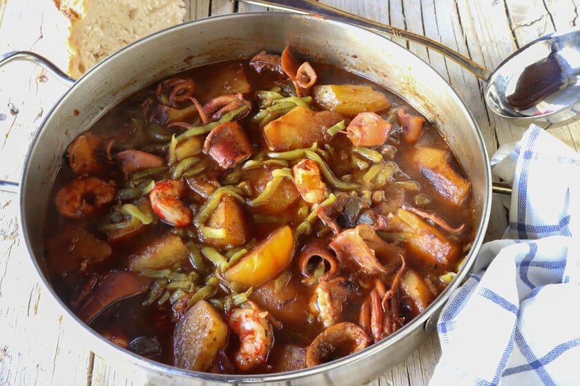 Chipirones con patatas: el guiso marinero que se resuelve en media hora y no pide
