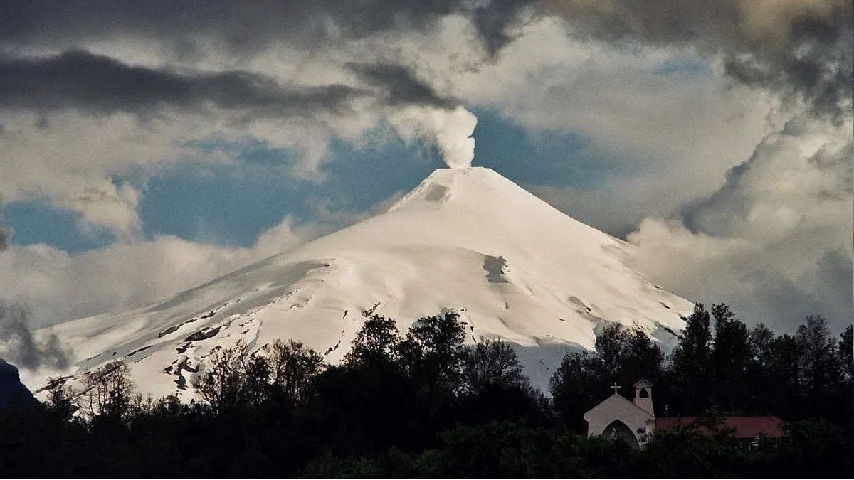 El Villarrica se enciende y la Patagonia argentina mira de reojo: qué hay que saber antes de viajar a la cordillera