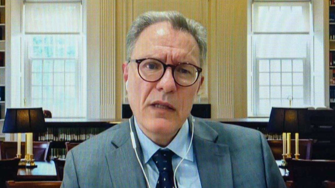 Floridi, el filósofo que le baja el precio a la inteligencia artificial: actúa, no piensa