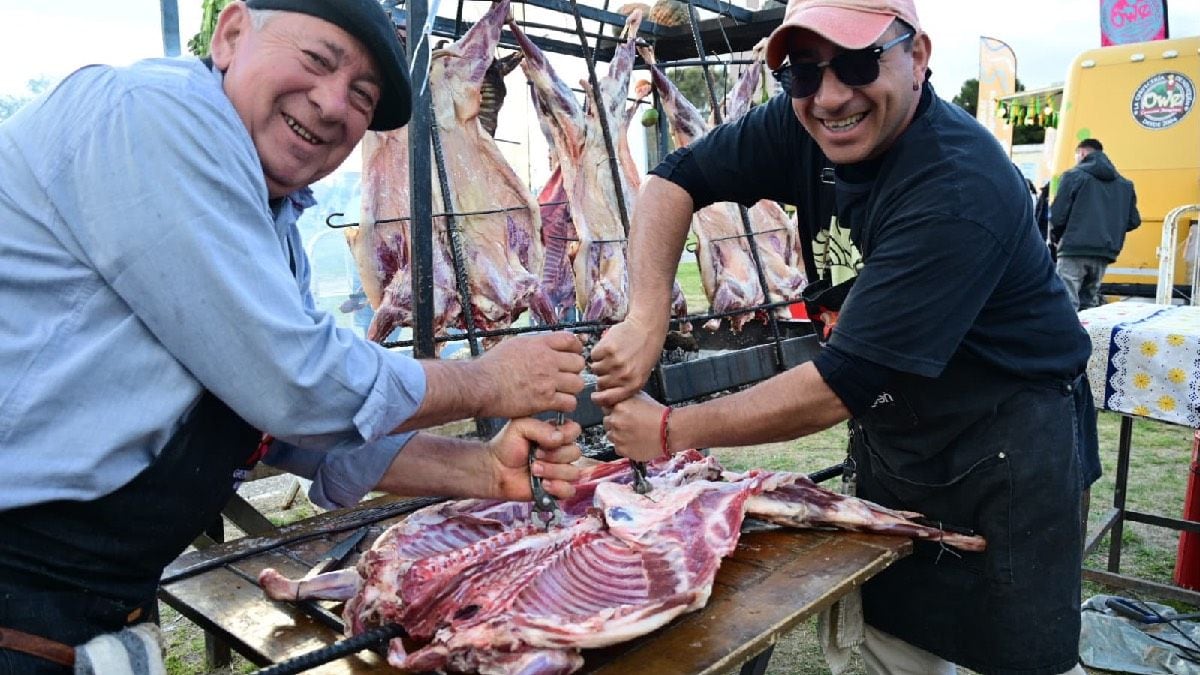 Confluencia de Sabores colmó el Parque Jaime de Nevares con una propuesta que mezcló cocina regional, cerveza artesanal y música en vivo