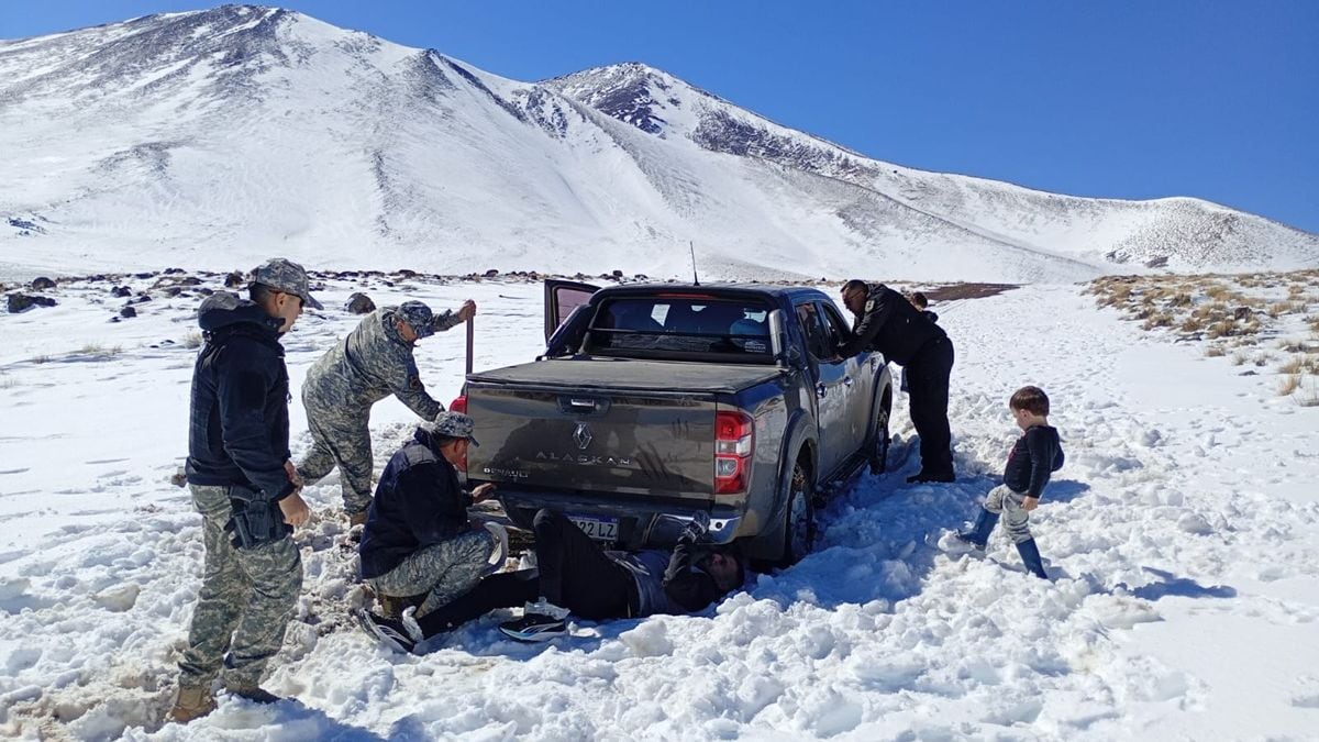 Quince kilómetros a pie en la nieve: una madre salió a buscar ayuda mientras su familia esperaba en la camioneta