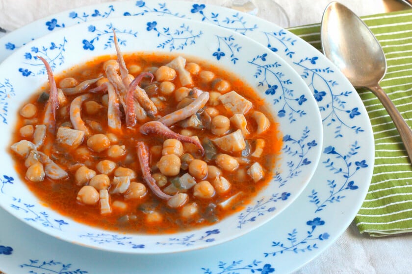 Garbanzos con calamares: el guiso rápido que mejora con el paso de las horas