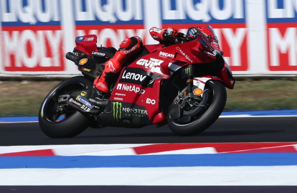 Marc Márquez arrancó al frente en Misano y ya le metió presión a un Martín que no encuentra la diferencia