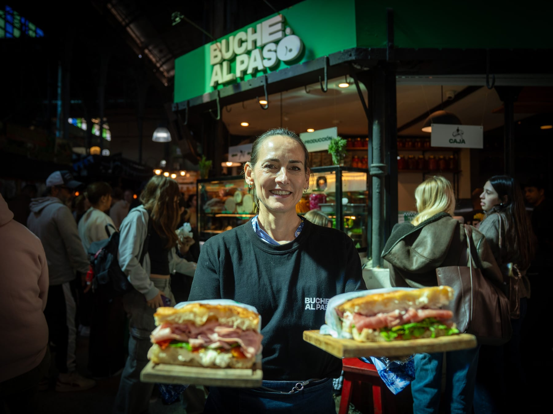El puesto del Mercado de San Telmo donde cien personas hacen cola cada mediodía por un sándwich de medio kilo