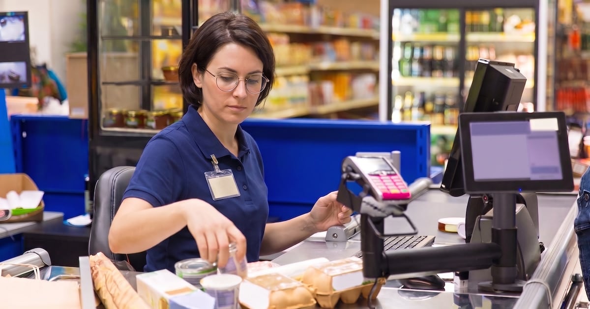 Sueldos de cajeros de supermercado en septiembre: el detalle por categoría y los adicionales que mueven el recibo