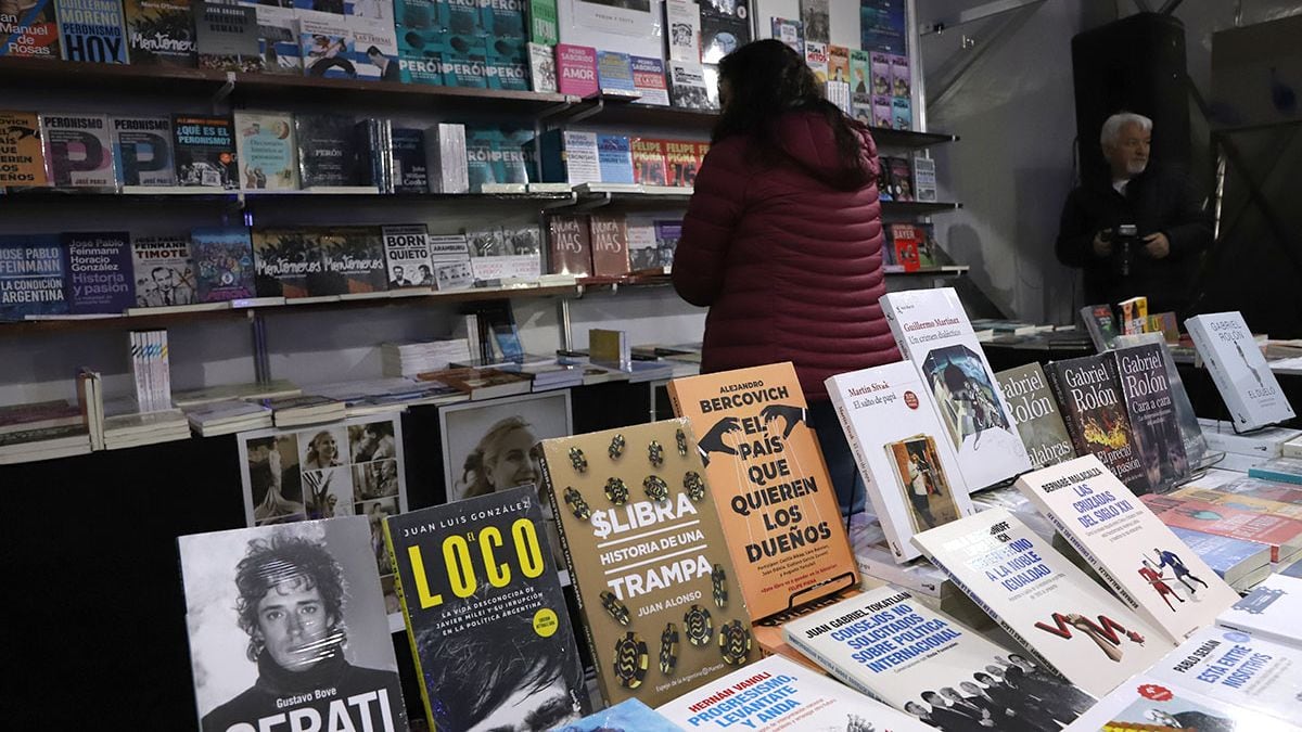 La Feria del Libro de Neuquén arrancó con precios desde 2.000 pesos y una estrategia de combos para tentar al público
