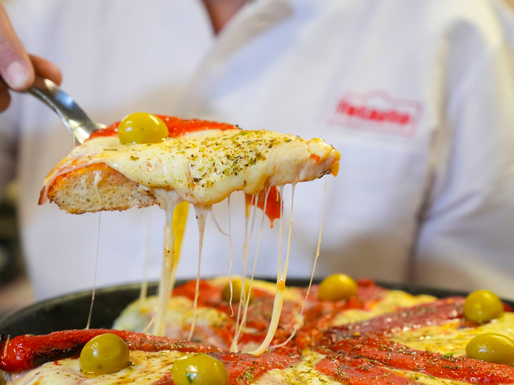 Una plaza entera huele a mozzarella: cuatro mil manos y un camión que hornea cinco mil porciones frente al Obelisco