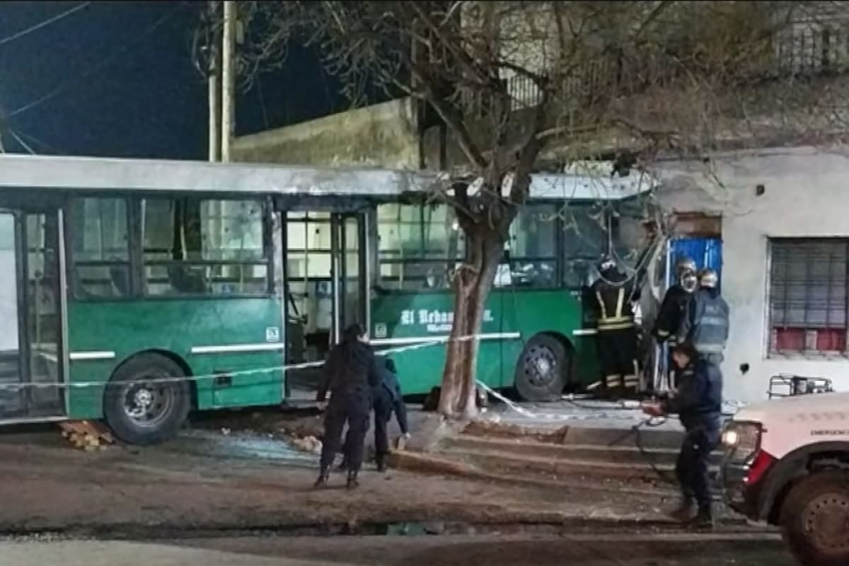 Un colectivo de la línea 527 se incrustó en una casa en Temperley y su chofer murió en el acto