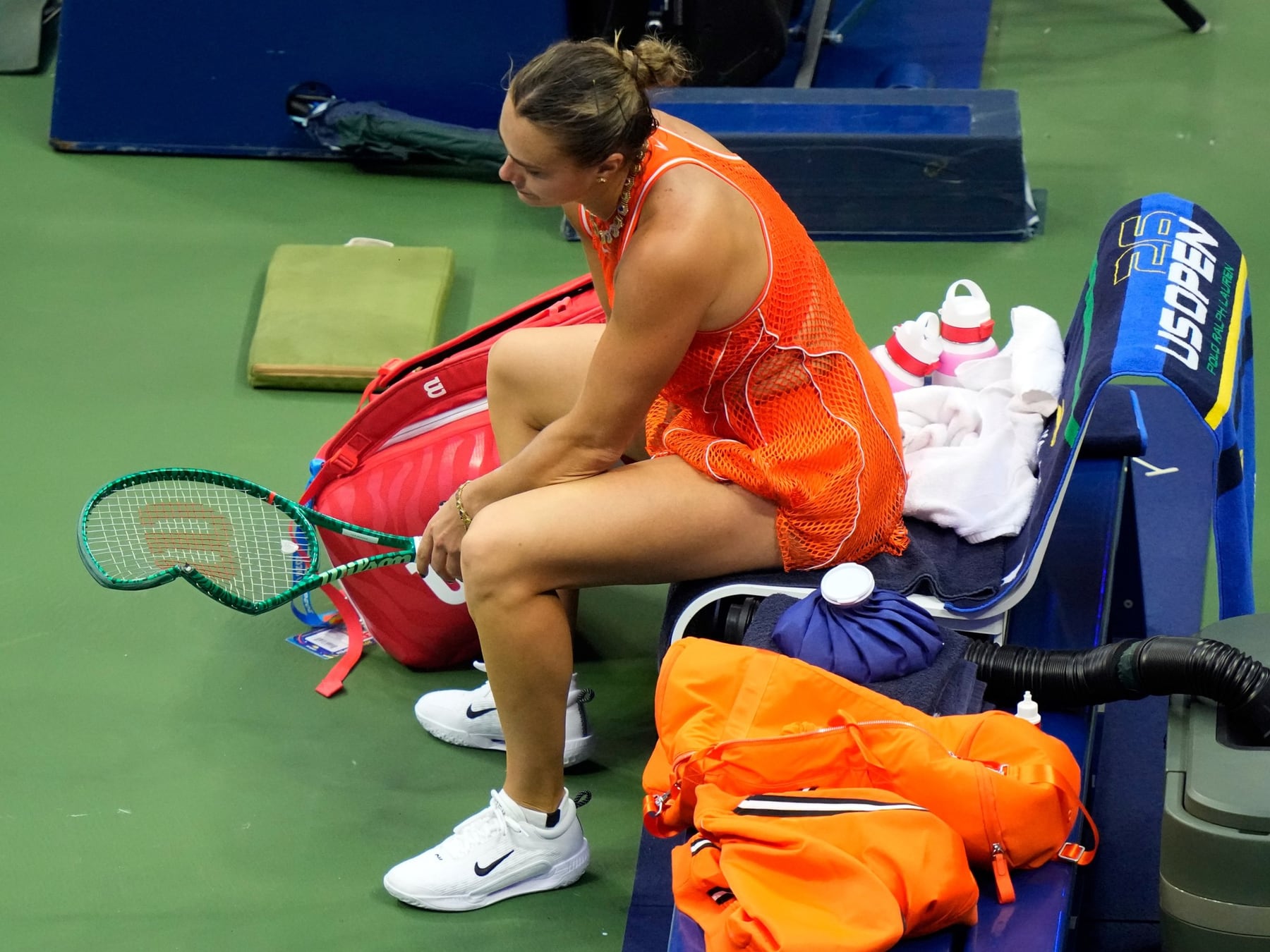 Rybakina le cortó el sueño del tricampeonato a Sabalenka en Nueva York y la bielorrusa respondió con la raqueta en el banco