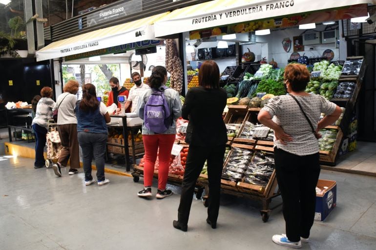 La inflación de agosto se desaceleró a 1,7% y quedó como la más baja en catorce meses, según el INDEC