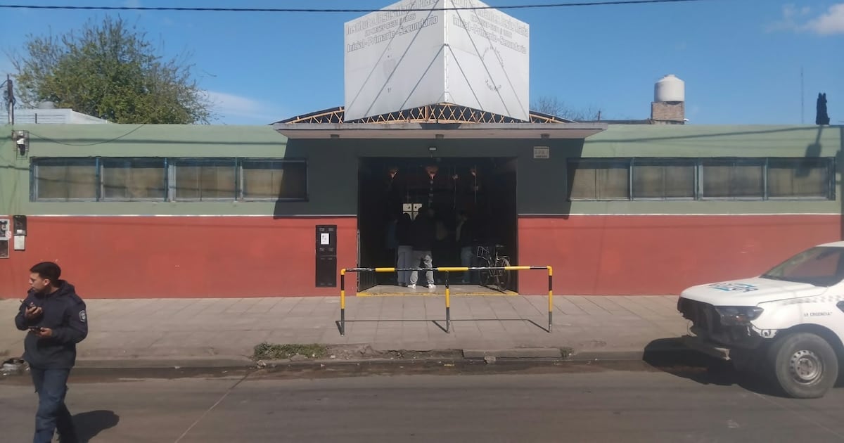 Un estudiante de 15 años ingresó con un revólver a un colegio de Villa Dorrego y el arma se disparó dentro de la mochila