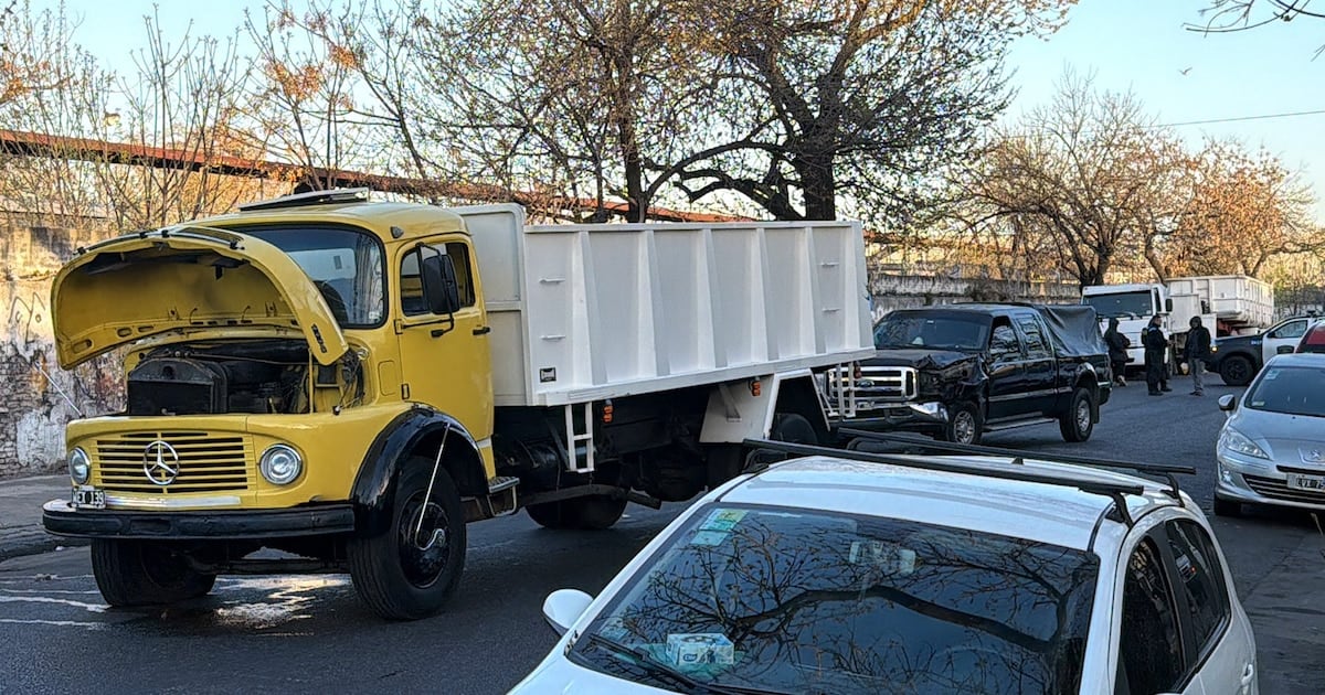 Una septuagenaria resultó herida en un choque entre un camión y una camioneta en Mataderos