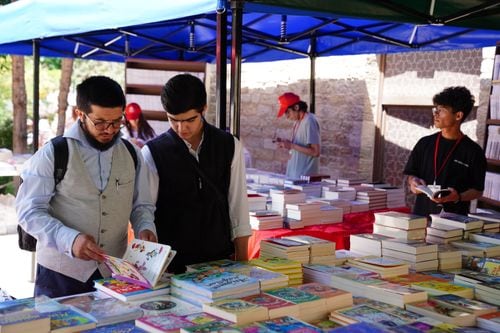 La Feria del Libro de Neuquén entra en su tramo final con una oferta que va de los 2.000 a los 70.000 pesos