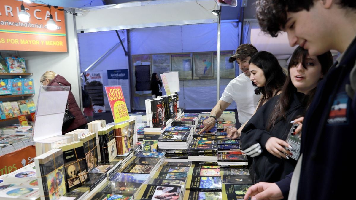El último fin de semana de la Feria del Libro de Neuquén se vive entre libros, teatro y conversaciones