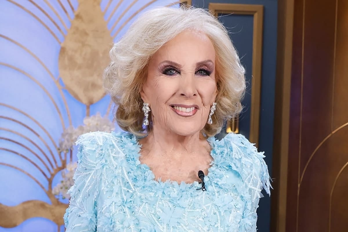 Juana Viale vuelve a ponerse el delantal: la mesaza sigue sin Mirtha y la tos todavía no la deja volver