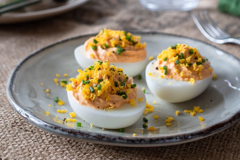 La textura de los huevos rellenos se vuelve más fina cuando las yemas pasan por un colador fino