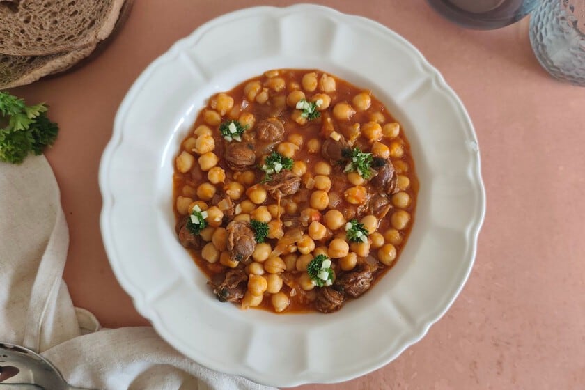 Garbanzos con zamburiñas: un guiso rápido de olla corta que se sostiene en dos ingredientes de alacena