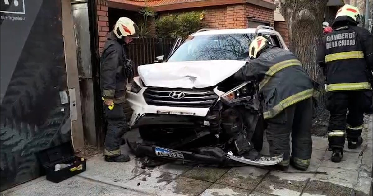 Un conductor de 33 años impactó contra autos estacionados en Palermo y terminó sobre la vereda