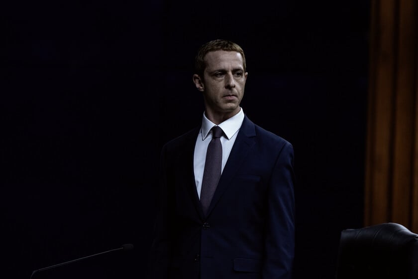 Jeremy Strong se mete en la piel de Zuckerberg y no se sale nunca, ni entre tomas