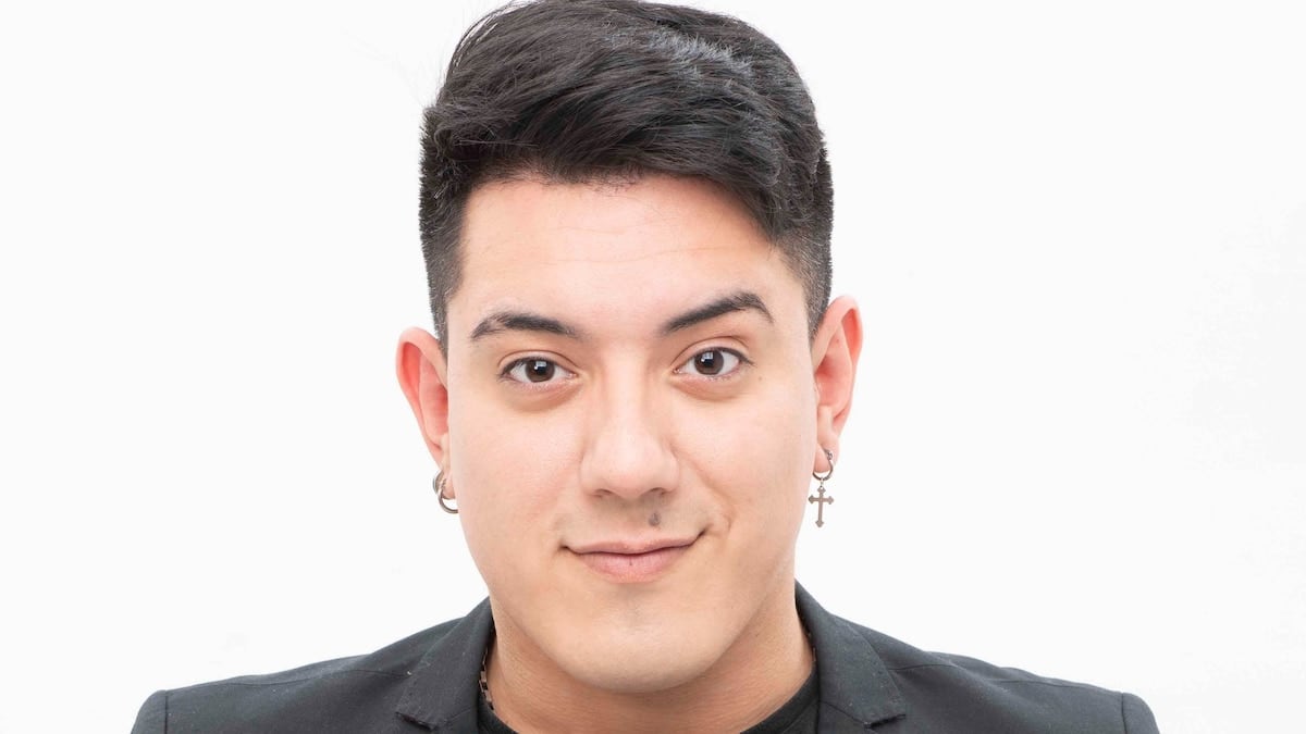Ivan Ramirez se saca las pelucas y se anima a cantar con su propia voz en la television abierta