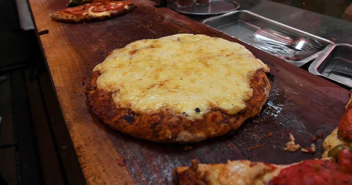 Una cena en Güerrín: cuánto sale hoy pedir pizza, fainá y cerveza en el local de avenida Corrientes