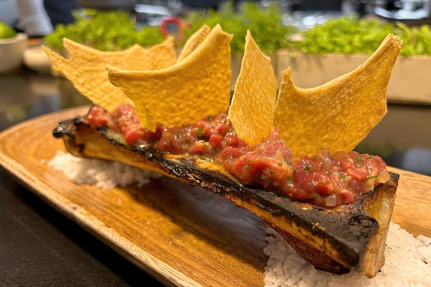 El steak tartar que se sirve sobre tuétano caliente en una barra del casco viejo de Sevilla