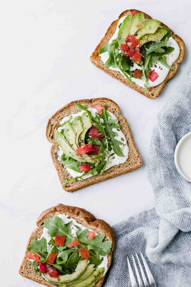 Tostadas con palta: cinco combinaciones saladas y una dulce para resolver cualquier comida del día