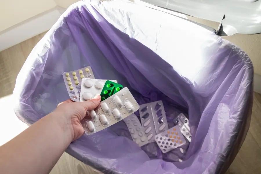 Neuquén: tras el hallazgo de remedios vencidos en la calle, el municipio reactiva la campaña de descarte en farmacias