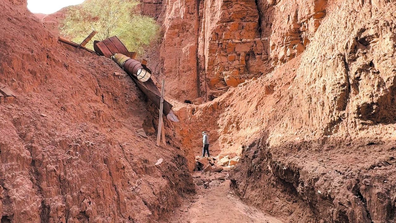 Una huella minera perdida entre la arena del río La Laja y las montañas de la Precordillera sanjuanina