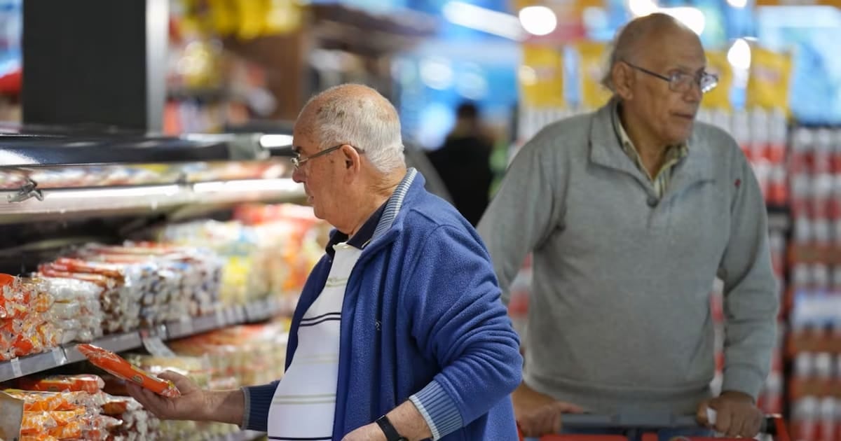 Jubilados de ANSES frente al changuito: cómo se compone el ahorro de octubre entre supermercados y bancos
