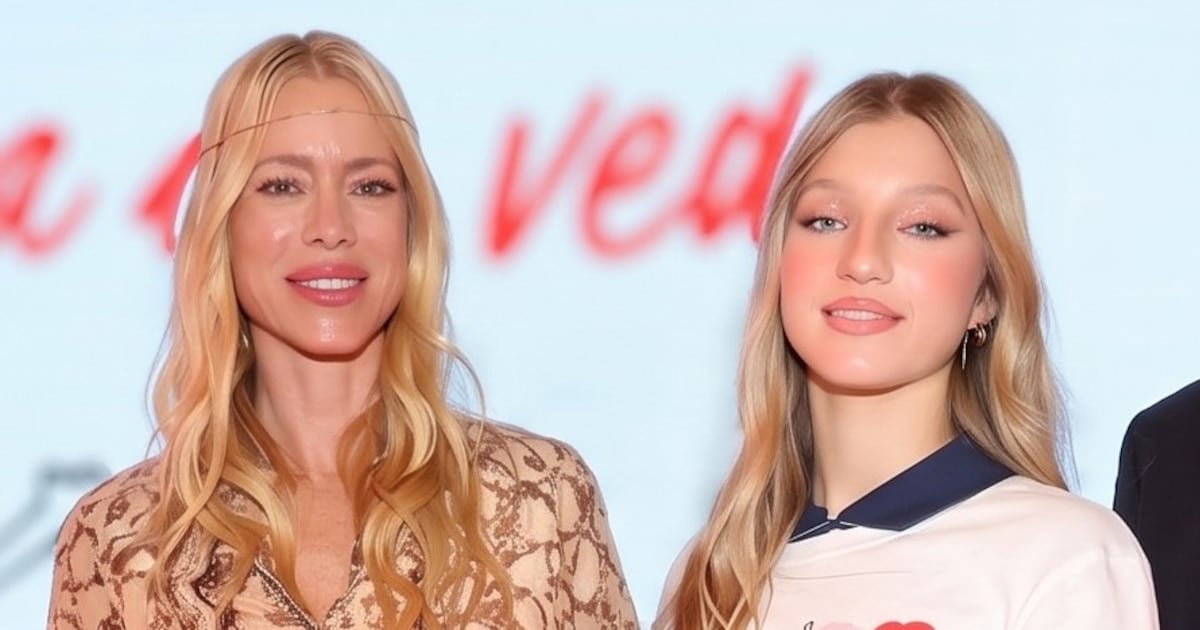 Una jornada de moda con corazón: Allegra Cubero debutó en la pasarela de XLaVida con Nicole Neumann alentándola desde la primera fila