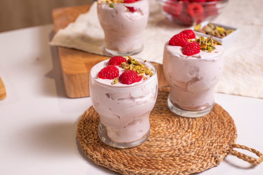 Mousse de frambuesas sin huevo: la receta que se arma en un rato y se olvida en la heladera