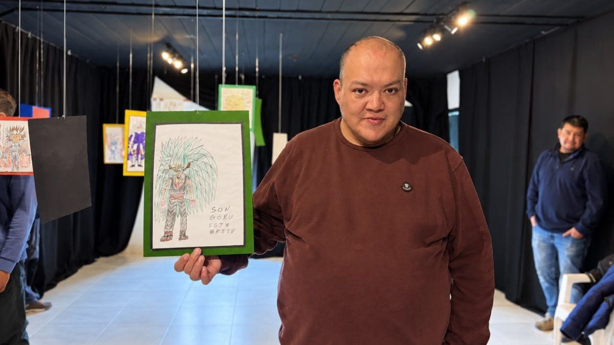 Aluminé expone por primera vez los dibujos de Daniel Lefiman, un artista local de 39 años