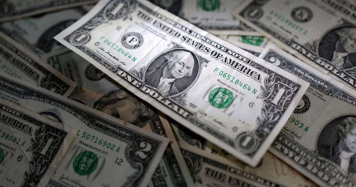 El billete verde retrocedió en la semana: la banca pública cedió cinco pesos y el mayorista cortó una racha alcista