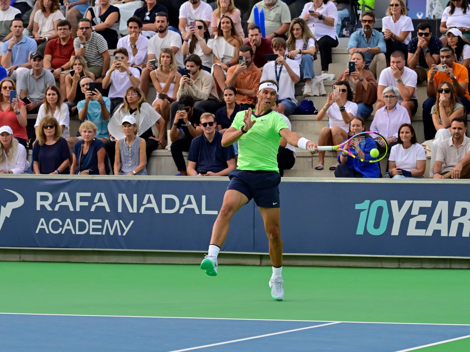 Nadal volvió a la cancha, se divirtió como en el patio de su casa y festejó a lo grande los diez años de su academia