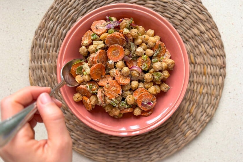 Garbanzos al horno con tahini: una ensalada templada que se arma en una fuente y se resuelve en media hora