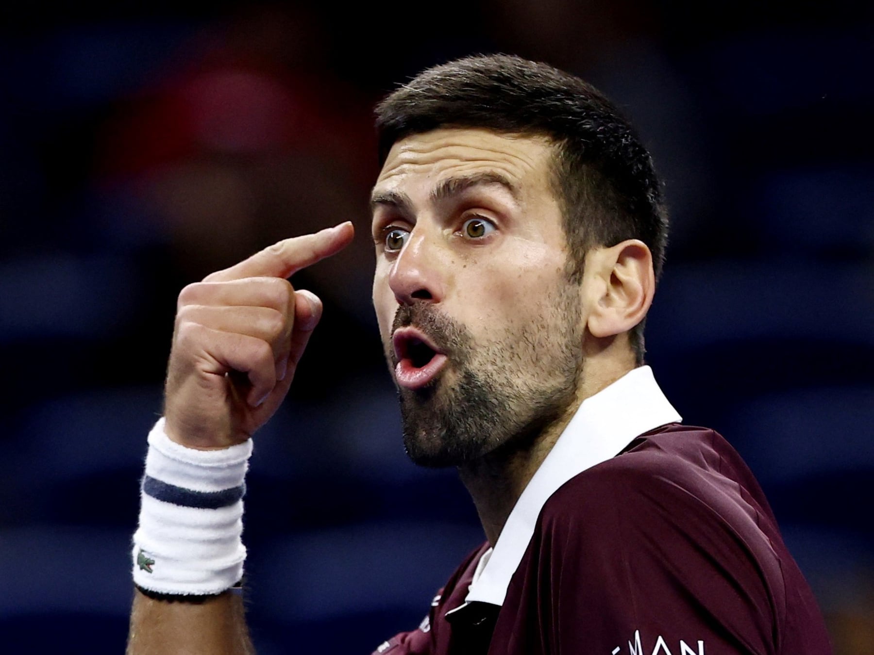 Djokovic se levantó en el segundo set y le cortó el sueño a Zverev en China