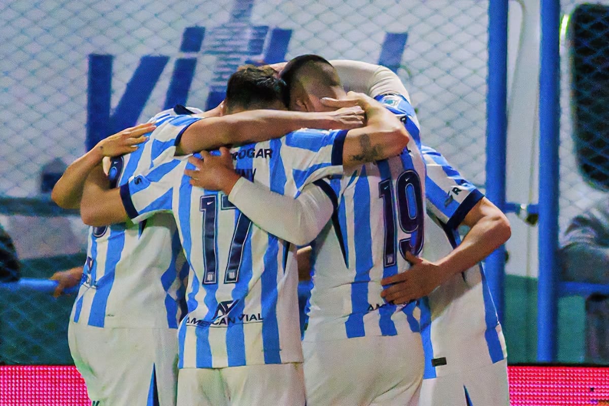 Racing se prende en Río Cuarto: con goles de Conechny y Martínez, le ganó al Estudiantes del bajo y respira en el Clausura