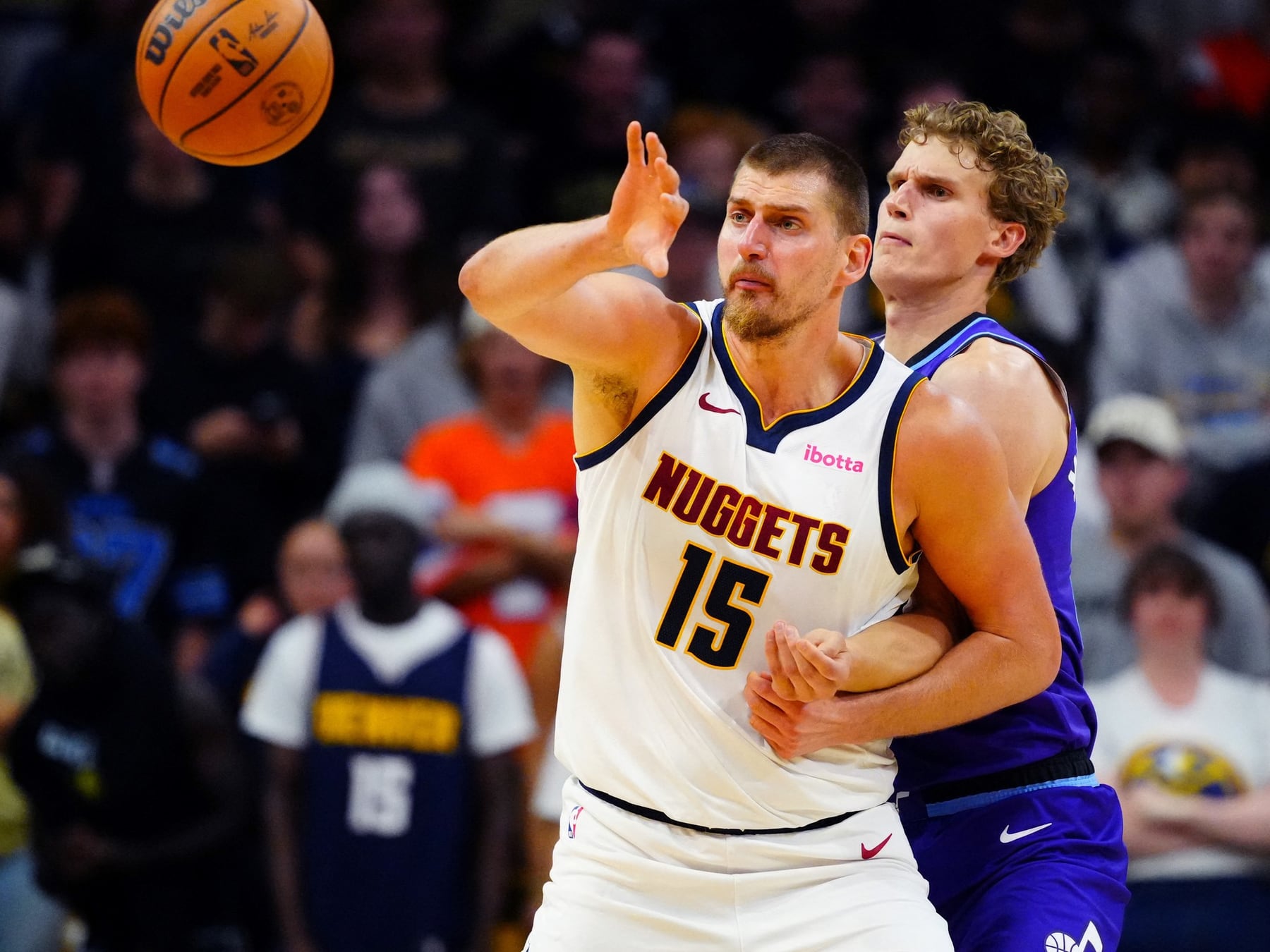 Utah le dio el primer golpe a Denver en la pretemporada: 109 a 97 y un Jokic que ya hace magia