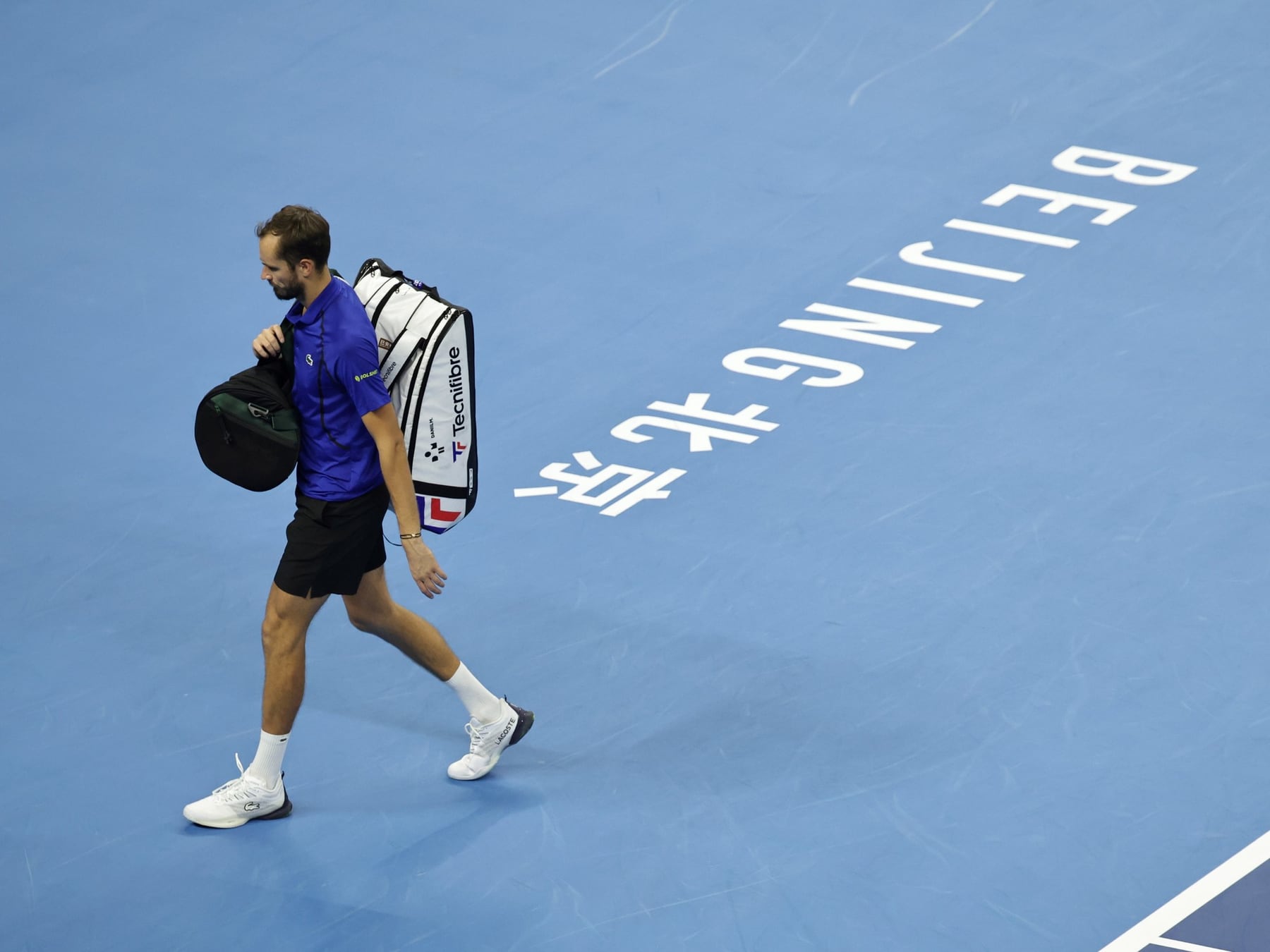 Djokovic llega a la final en Pekín por la descalificación de Medvedev, que se quedó con la bronca y el pedido de disculpas