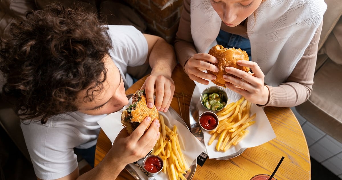 Un estudio con 57 adultos jóvenes vuelve a poner a los ultraprocesados bajo la lupa: una sola comida ya alcanza para alterar la insulina y la actividad del cerebro