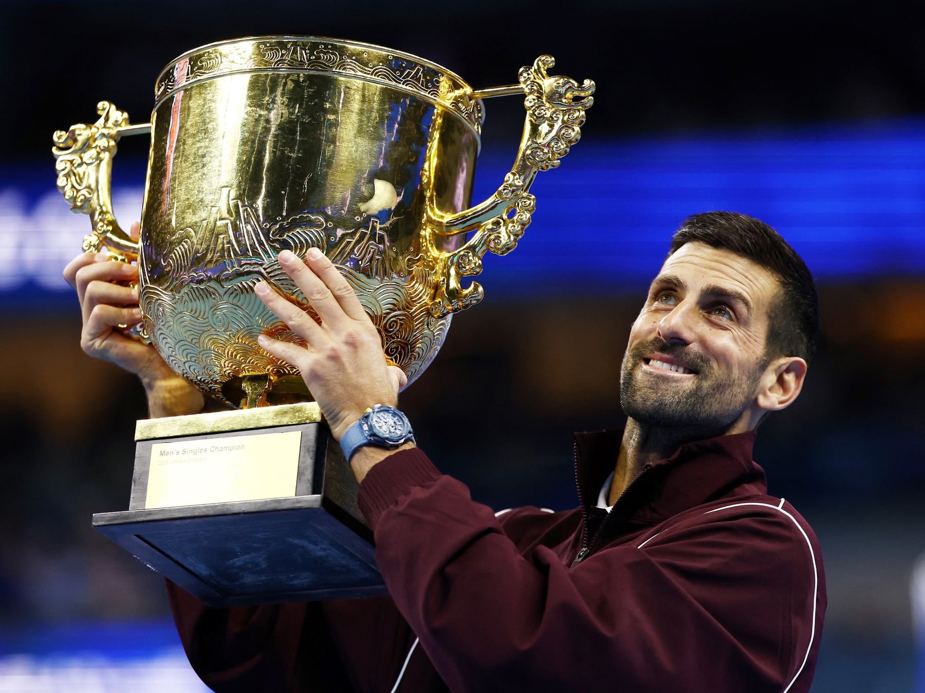 Djokovic, a un paso de Federer: el trofeo 102 llegó en Pekín y con final interrumpida