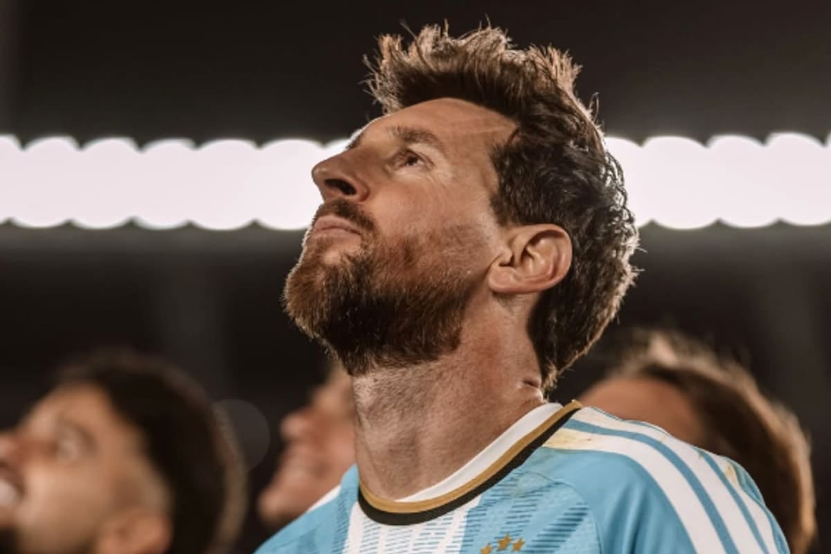 Adiós del capitán: Messi se sacó la celeste y blanca con un gol y la sonrisa intacta